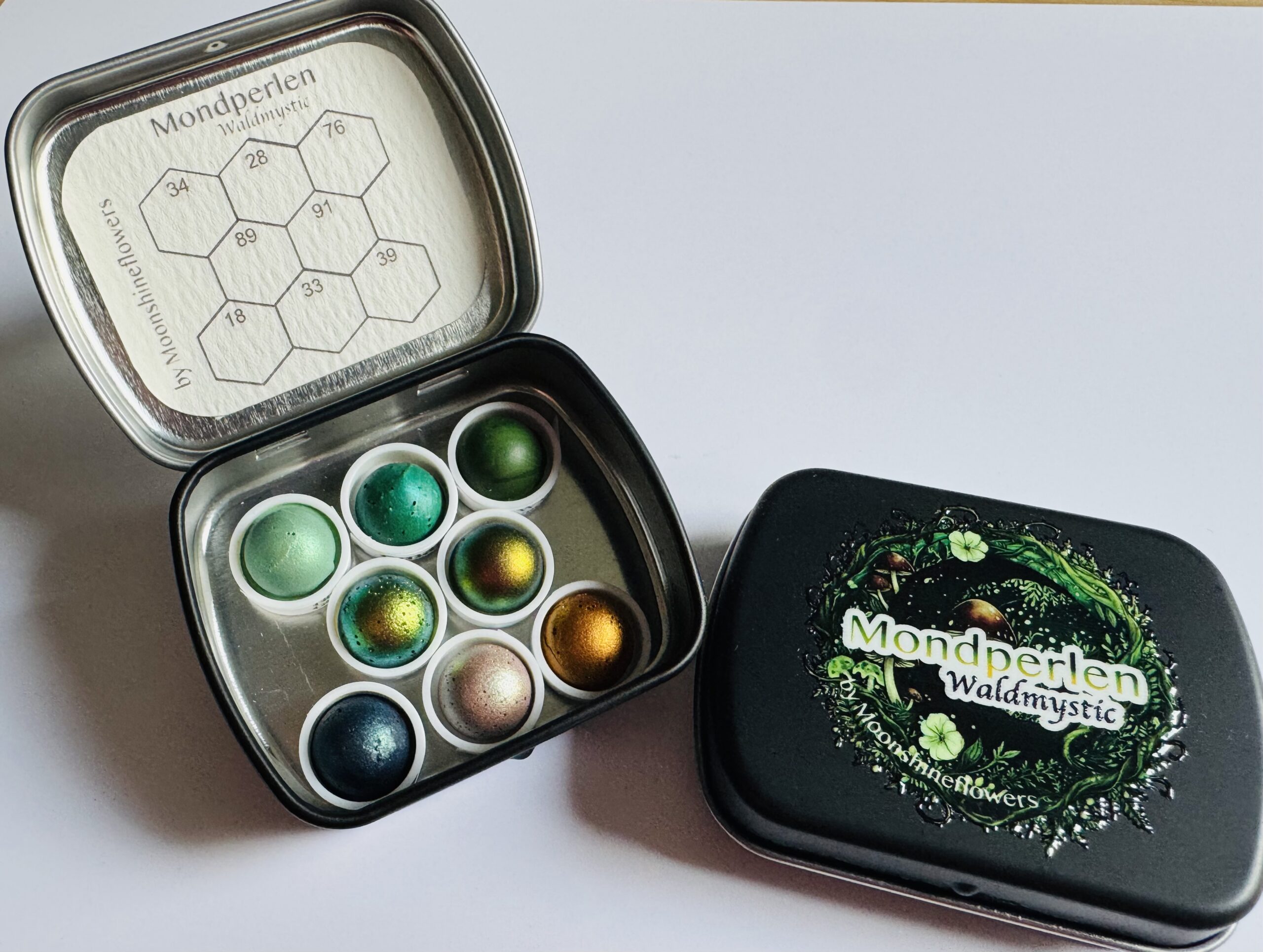 Handgemachte Aquarellfarben „Mondperlen Waldmystic“ magnetisch, Glitzer, runde Näpfchen 0,5 ml, 8 Farben – Bild 3